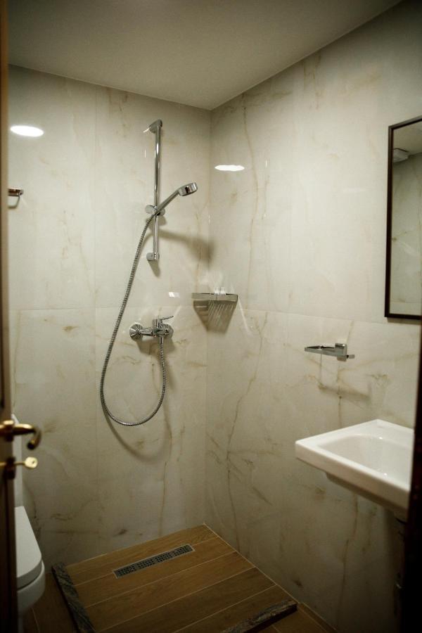 Gjirokastër Hotel Sarajet 1821 מראה חיצוני תמונה